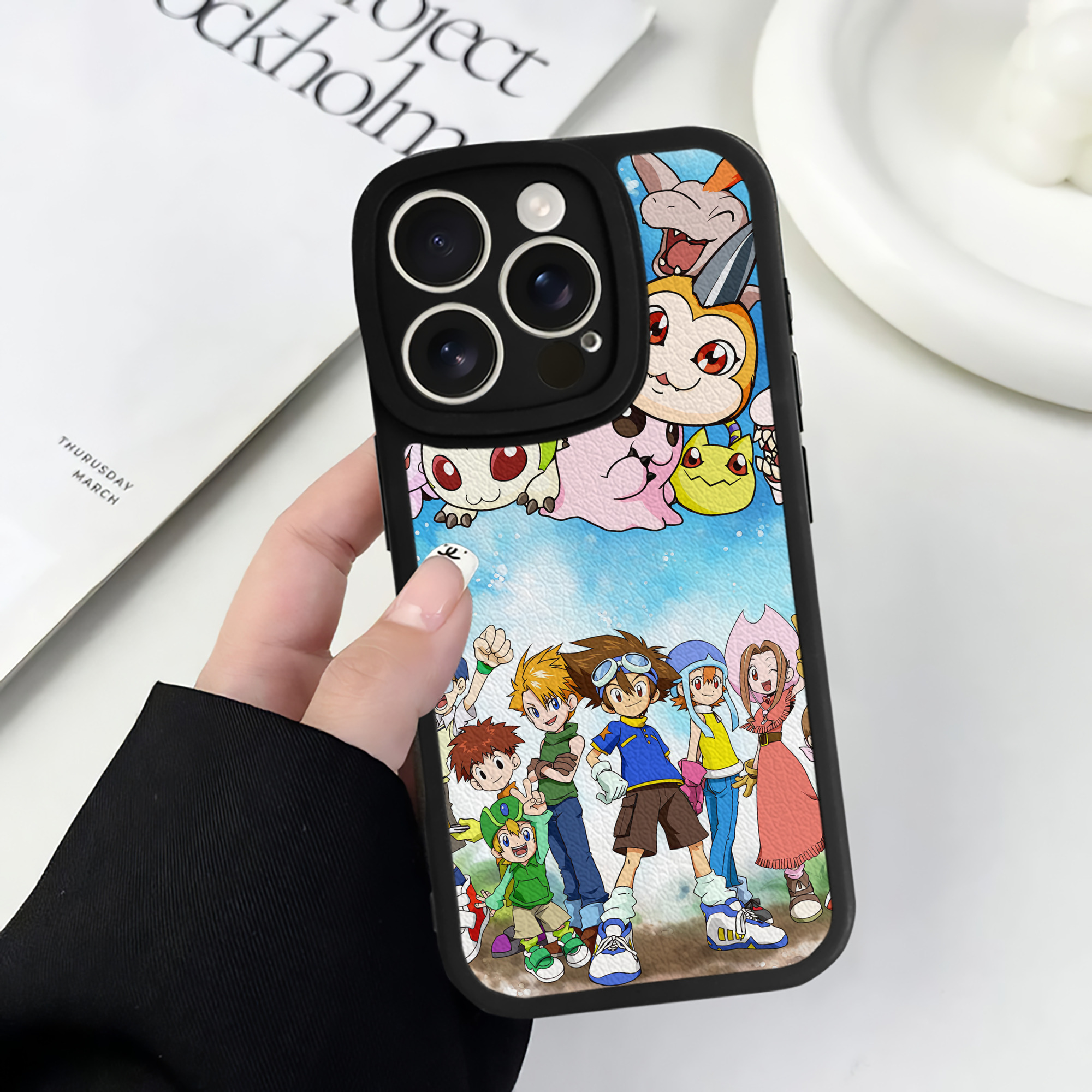 （画像用） Digimon デジタルモンスター/デジモン 【iPhone 16シリーズ対応】シリコンスマホケース（レザー調） 材質：シリコン